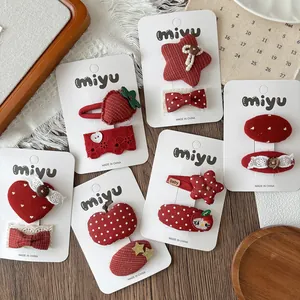 Détail de barrettes à cheveux rouges en tissu pour filles avec nœuds et fraises