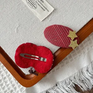 Lot de barrettes pomme en feutre rouge et tissu à carreaux avec étoiles dorées