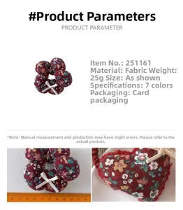 Détail du chouchou en velours rouge à fleurs avec nœud et mesure de taille 8,5 cm