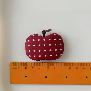 Détail de la pince à cheveux pomme à pois rouges montrant la taille de 7,5 cm