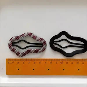Lot de barrettes ondulées 7cm avec tissu à carreaux rouge et fini noir mat