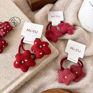 Detalle de coleteros con forma de estrella roja con lunares y estampados para niñas