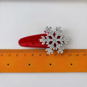 Rote Samt-Haarklammer mit glitzernden Schneeflocken und Messskala für Weihnachten