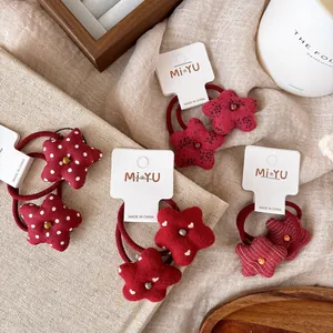 Detalle de gomas para el pelo rojas en forma de estrella con varios estampados