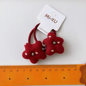 Par de coleteros rojos en forma de estrella con patrones de corazón y cuentas finas