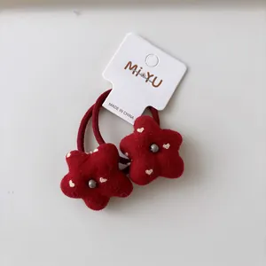 Par de gomas para el pelo de punto rojas con forma de flor y bordado de corazón blanco