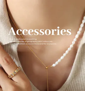 Detalle de collar en Y ajustable con cadena de serpiente dorada y perlas de agua dulce