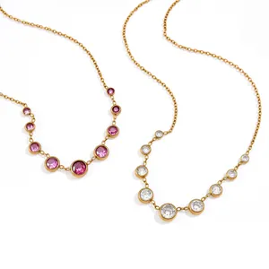 Elegante 18 Karat vergoldete Edelstahlhalsketten mit rosa und klaren Kristallen.