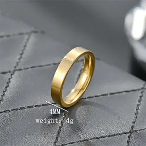 Dettaglio ravvicinato di un anello minimalista in acciaio al titanio opaco oro da 4 mm