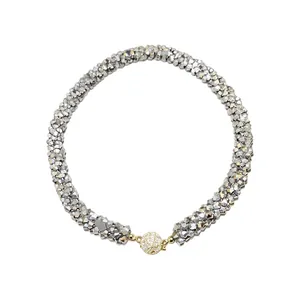 Collier élégant en perles de verre tressées argentées avec fermoir boule dorée.