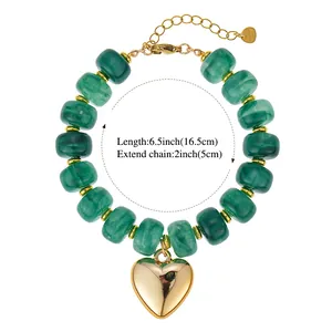 Detail van groene acryl kralen armband met gouden hart hanger en maatinformatie