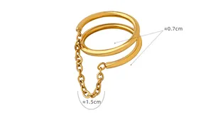 Dettaglio dell'anello doppio in titanio dorato con catena e misure delle dimensioni