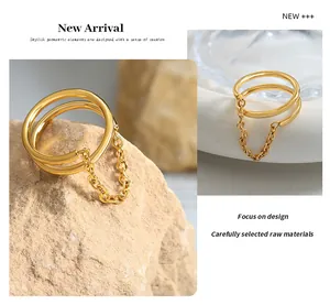 Dettaglio anello doppio dorato con catena a nappa su pietra e base di ceramica