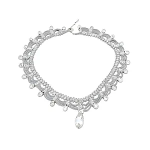 Collier ras du cou élégant en perles d'acier inoxydable avec pendentif cristal goutte