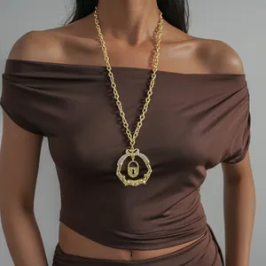 Collana con Pendente a Forma di Serratura Tonda Irregolare in Lega e Strass Stile Western Catena Grossa Oro Perla Artificiale per Donna