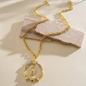 Collana a catena dorata con cerchio irregolare di strass e ciondolo a forma di lucchetto