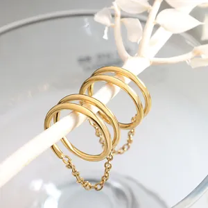 Anello minimalista in acciaio al titanio dorato con catena doppia e finitura lucida