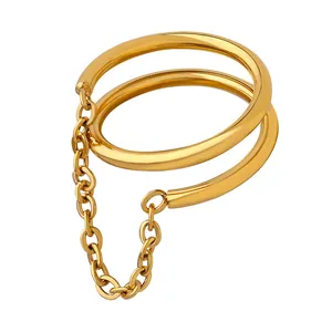 Anello minimalista a doppio strato in acciaio al titanio dorato con nappina a catena