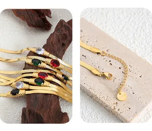Detail einer Gold-Schlangenkette mit ovalem Edelstein und verstellbarem Verschluss