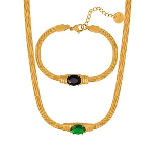 Set di gioielli in acciaio dorato con gemme verdi e nere su catene a serpente