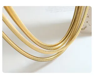 Macro-detail van gouden slangenketting met gladde metaalachtige spiegelafwerking