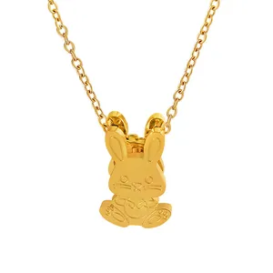Collier en acier titane doré avec un pendentif lapin mignon assis sur fond blanc épuré