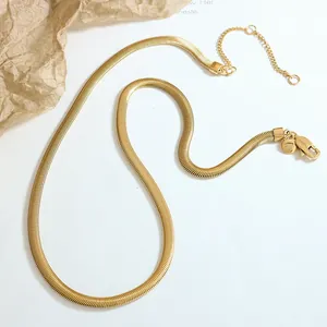 Platte gouden slangenschakelketting voor dames met M-letterhanger en karabijnsluiting