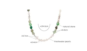 Vista detallada de perlas de agua dulce y piedras naturales verdes con dimensiones
