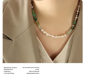 Detalle del collar de perlas de agua dulce y piedras verdes en una modelo con estilo