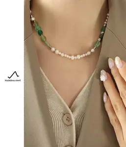 Detalle del collar con perlas naturales, cuentas de ágata verde y acero inoxidable fino
