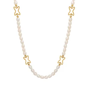 Collana in acciaio al titanio con perle d'acqua dolce e dettagli fiocchi dorati