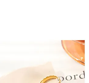 Vue détaillée d'une bague en acier titane doré au design ondulé minimaliste
