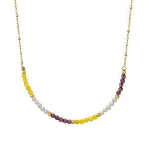 Collier élégant perlé avec œil de chat jaune, violet et perles sur chaîne dorée