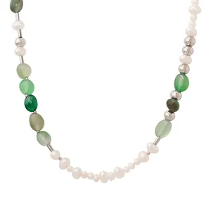 Collar estilo Bali con piedras naturales verdes, perlas de agua dulce y acero de titanio