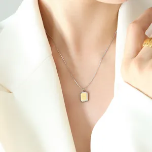 Collier avec pendentif carré Smile minimaliste bicolore or et argent sur mannequin