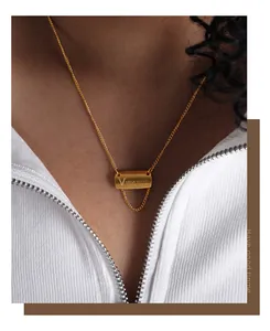 Primo piano della collana in acciaio al titanio dorato con nappine sul collo di una modella