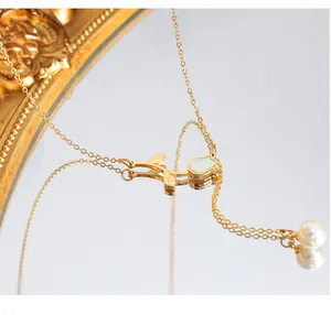 Dettaglio della collana a tulipano con inserto in madreperla e perla su superficie a specchio