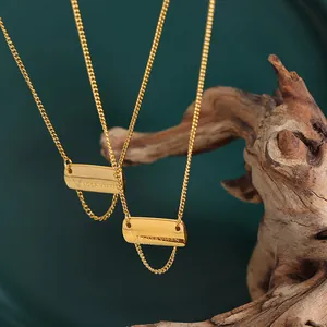 Collana in acciaio al titanio dorato con ciondolo quadrato e nappa per donna
