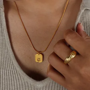 Goldene Smile-Halskette mit Schlangenkette und passendem Croissant-Ring für Damen
