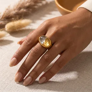 Elegante anillo de acero inoxidable bañado en oro de 18 quilates con resina oval