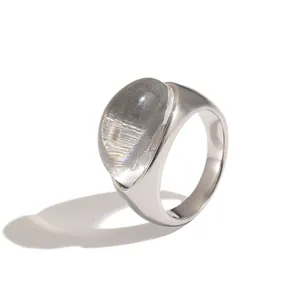 Anillo moderno de acero inoxidable con una gran pieza central de resina ovalada translúcida