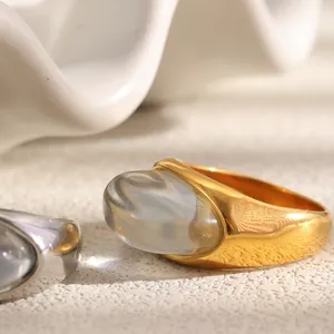 Detalle de un cabujón de resina ovalada en un anillo de acero inoxidable chapado en oro 18K.