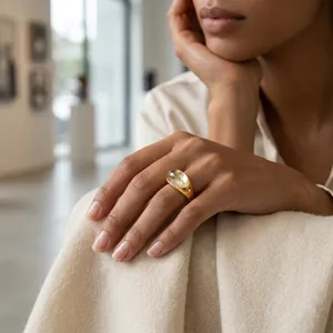 Vista detallada de un anillo de acero chapado en oro 18K con resina ovalada