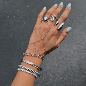 Vue détaillée d'un ensemble de bijoux en acier inoxydable argenté avec bagues.