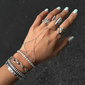 Parure de bijoux élégante en acier inoxydable argenté avec bagues et bracelets.