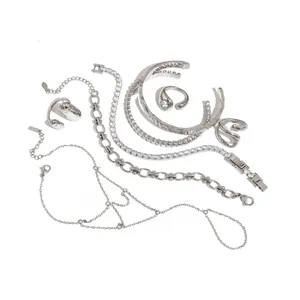 Élégant ensemble de bijoux en acier inoxydable argenté avec bagues et bracelets en cristal.