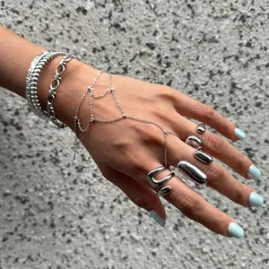 Vue détaillée d'un ensemble de bijoux en acier inoxydable argenté avec bagues et bracelet