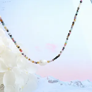 Collana di pietre naturali colorate con perla barocca d'acqua dolce e grani dorati