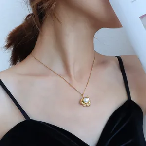 18 Karat vergoldete Lotusblumen-Halskette mit Perle auf einer feinen Edelstahl-Gliederkette