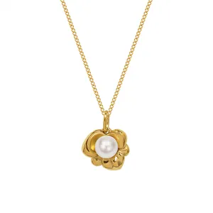 18K vergoldete Kette mit Kamelienblüten-Anhänger und einer glänzenden weißen Perle